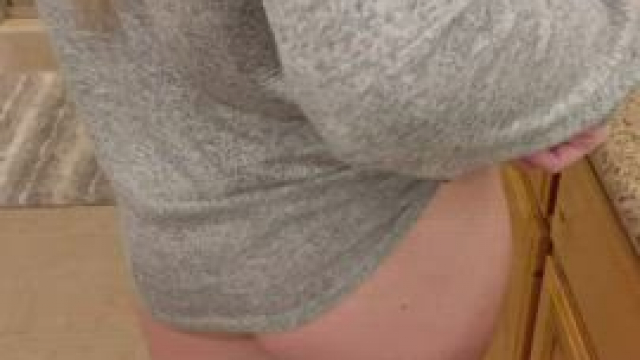 Pulling those cheeks apart just for you