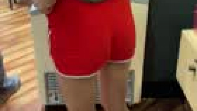 Showing off the toy in my ass at the airport
