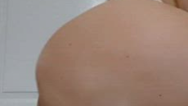 watch this naughy milf spread my ass