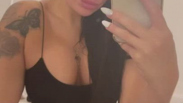 Describe my natural mommy body using just emojis