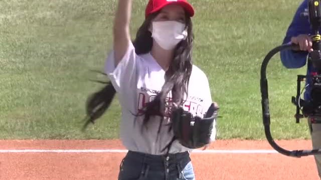 LOVELYZ Kei - Shapely ass in tight jeans
