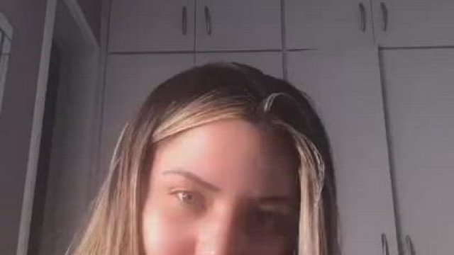 Curvy cutie dancing