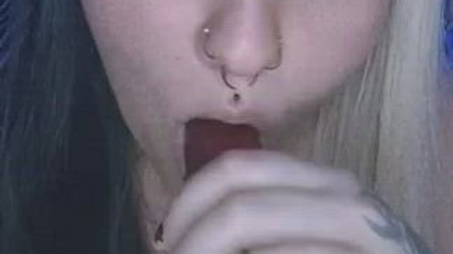 Chubby goth wants to squirt for you