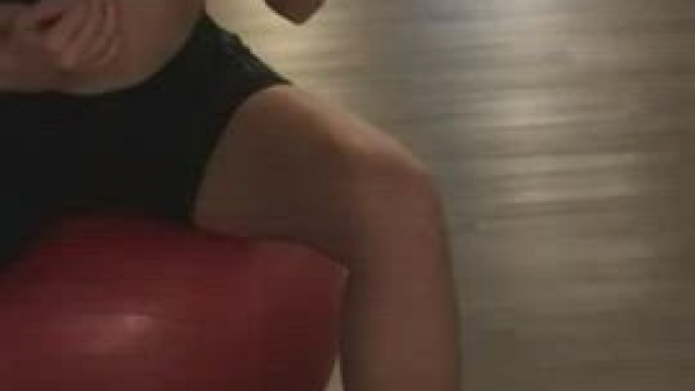 My first flash without a wig, got way too horny in the gym... next to me another