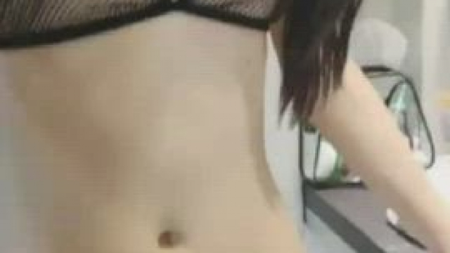 Dares flashing delivery guy with see through clothes [GIF]
