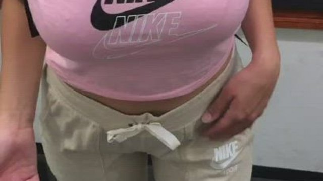 Bin im Nike-Store ! Würdest du zu mir in die Kabine kommen? (f20)