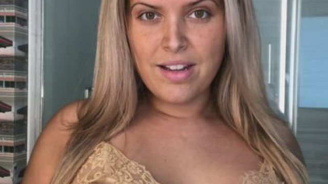 Happy Monday from this pregnant milf