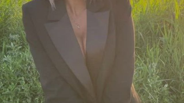 what do you think about girls in jackets?) there is something sexy in this)