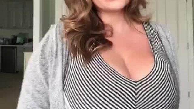 Stacked milf tries vlogging