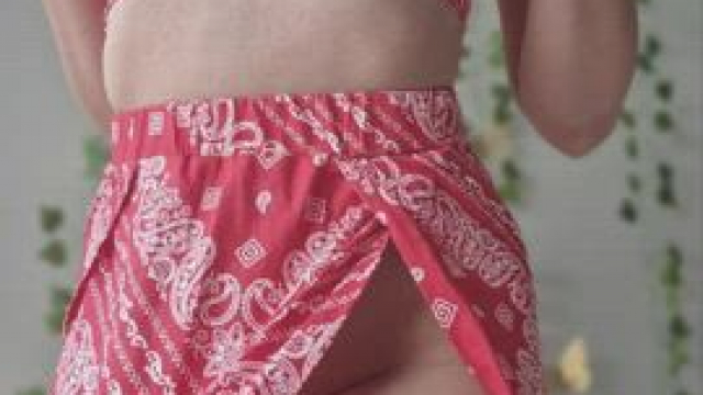The correct way to wear skirts and dresses is without panties