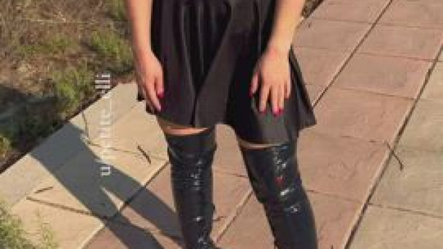 I want every guy to know what’s under my skirt - sad that not every guy is on Re