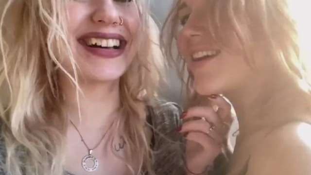 Kissing blondes