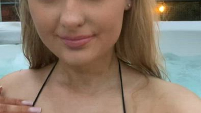 I flashed my tits at a public hot tub, do you think anyone saw?