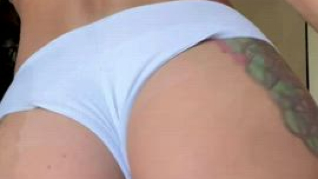 I have cute round cheeks to sandwich your face while you eat my ass :)