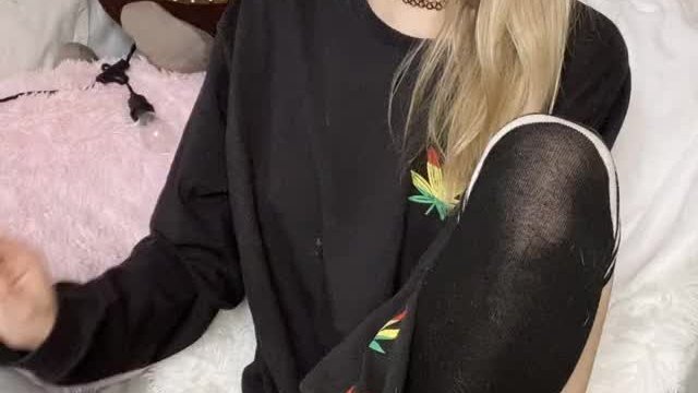 Into stoner chicks? 