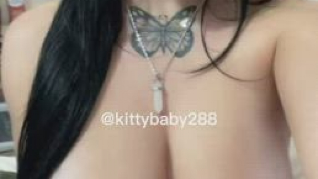 Black hair green eyes combo