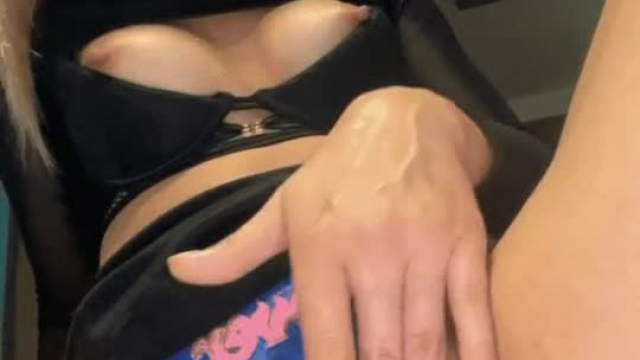 I want a random redditor to fuck me raw