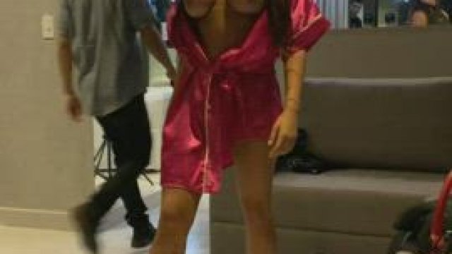 Hot model does the delivery dare