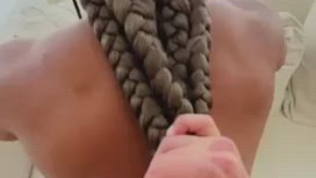 Une black se fait tirer les cheveux pendant la levrette