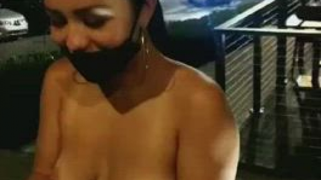 Naked girl does not mind police watching