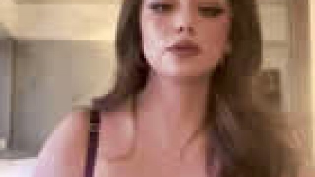 Curvy Lip-Service